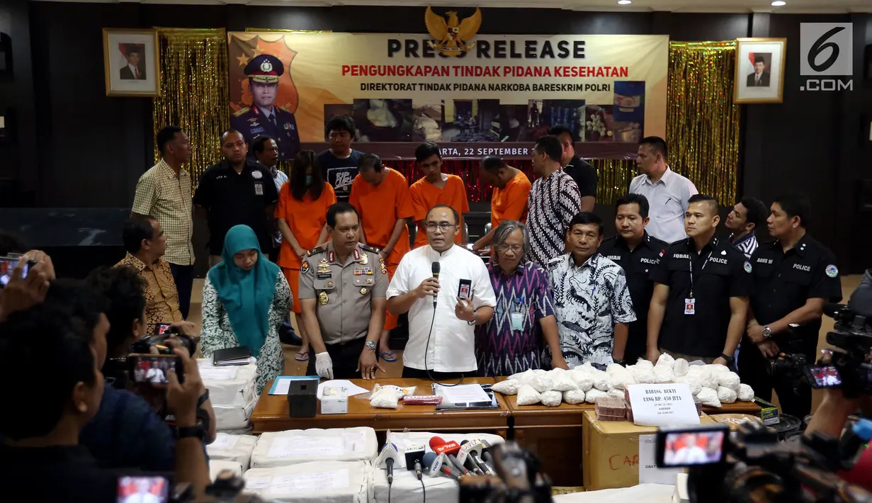 Direktorat Tindak Pidana Narkoba Bareskrim Polri memberi keterangan saat pengungkapan kasus produksi ilegal obat Somadril (PCC) di Bareskrim Polri, Jakarta, Jumat (22/9). (Liputan6.com/JohanTallo)