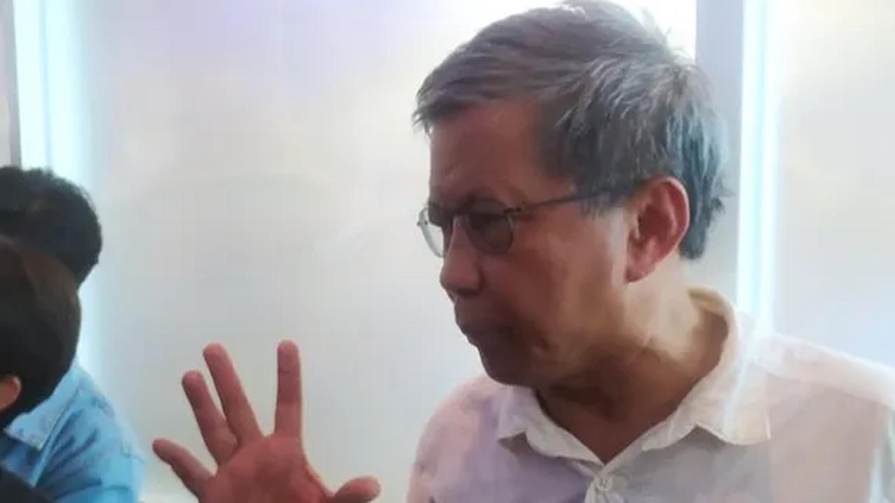 Menurut Rocky Gerung, Hasto juga yang mengerahkan massa yang memperkusinya beberapa waktu lalu ketika hendak jadi pembicara di kampus dan aksi unjuk rasa di kediamannya.<br>
