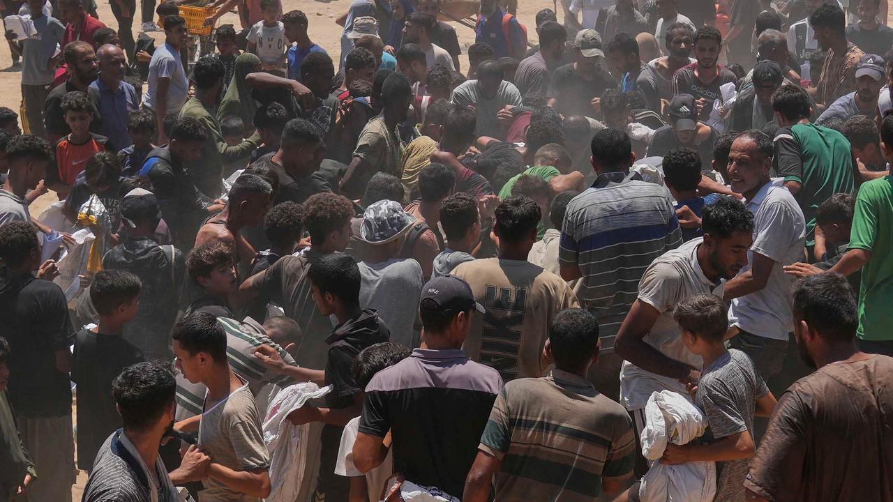 FOTO: Perjuangan Warga Gaza Berebut Bantuan dari Langit