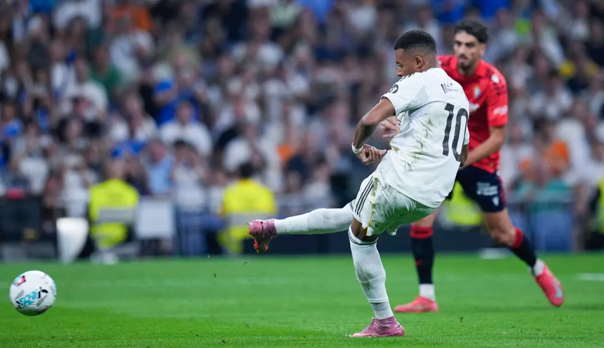 Pemain Real Madrid, Kylian Mbappe, melepaskan tendangan penalti saat melawan Osasuna pada laga pekan perdana La Liga di Stadion di Santiago Bernabeu, Rabu (20/8/2025) dini hari WIB. (AP Photo/Manu Fernandez)