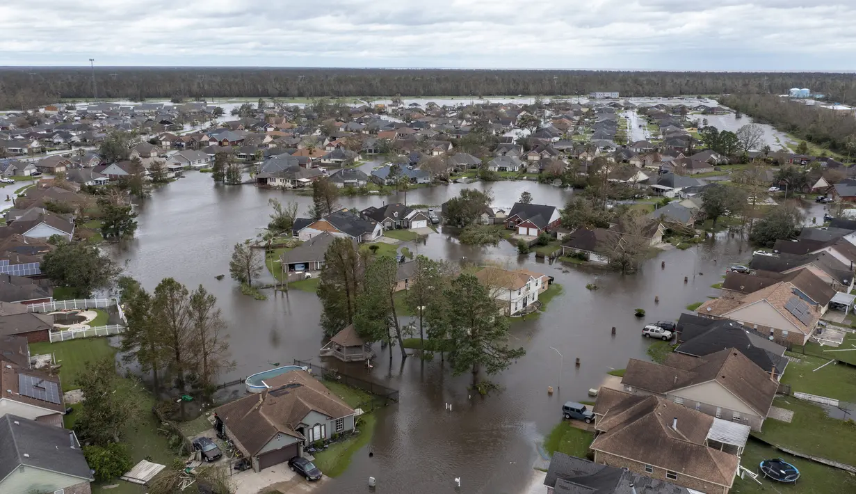 Jalan-jalan dan rumah-rumah yang terendam banjir terlihat setelah terjangan Badai Ida di subdivisi Spring Meadow di LaPlace, Louisiana, Senin (30/8/2021). Badai Ida ini sebagai salah satu badai paling kuat yang pernah melanda Amerika Serikat.  (AP Photo/Steve Helber)
