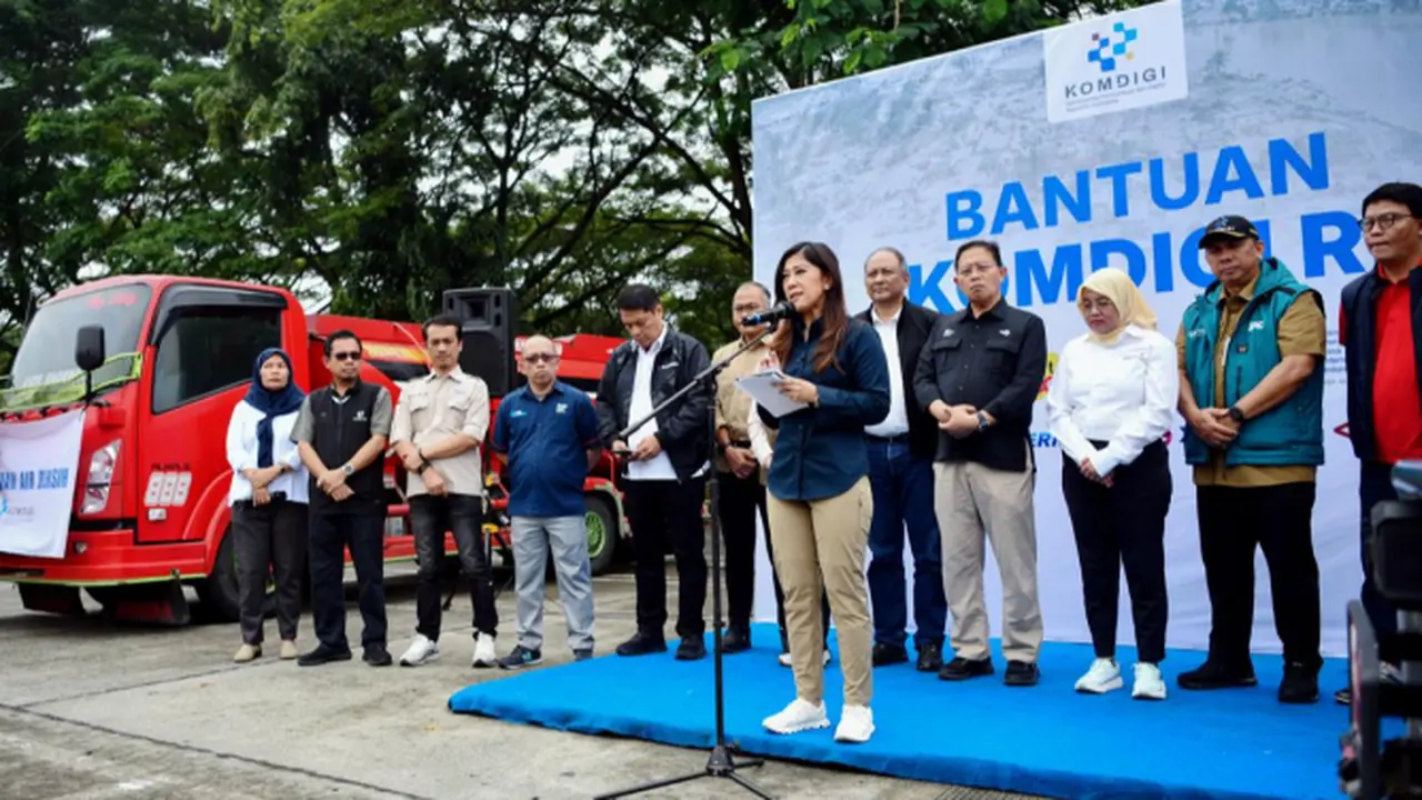 Menteri Komunikasi dan Digital Meutya Hafid saat melepas bantuan di Bandara Kualanamu, Deli Serdang. (Istimewa)