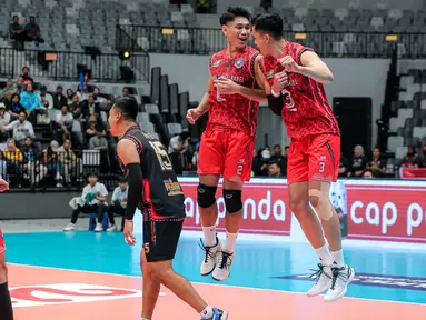 Tim putra Palembang Bank SumselBabel sukses menyegel peringkat ketiga PLN Mobile Proliga 2024 usai mengalahkan Jakarta STIN BIN dengan skor telak 3-0 (25-17, 25-20, 25-18) pada laga perebutan peringkat ketiga di Indonesia Arena, Senayan, Jakarta, Minggu (21/7/2024). (Bola.com/Bagaskara Lazuardi)