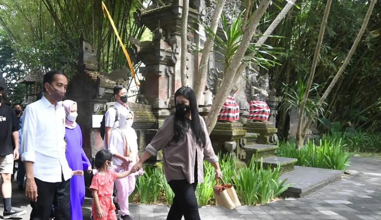 <p>Presiden Joko Widodo beserta keluarga menghabiskan libur Lebaran di Provinsi Bali. Presiden beserta Ibu Iriana Joko Widodo mengajak anak beserta cucu melakukan wisata satwa di Bali Safari &amp; Marine Park, Kabupaten Gianyar, pada Kamis, 5 Mei 2022. (Foto: Lukas - Biro Pers Sekretariat Presiden)</p>
