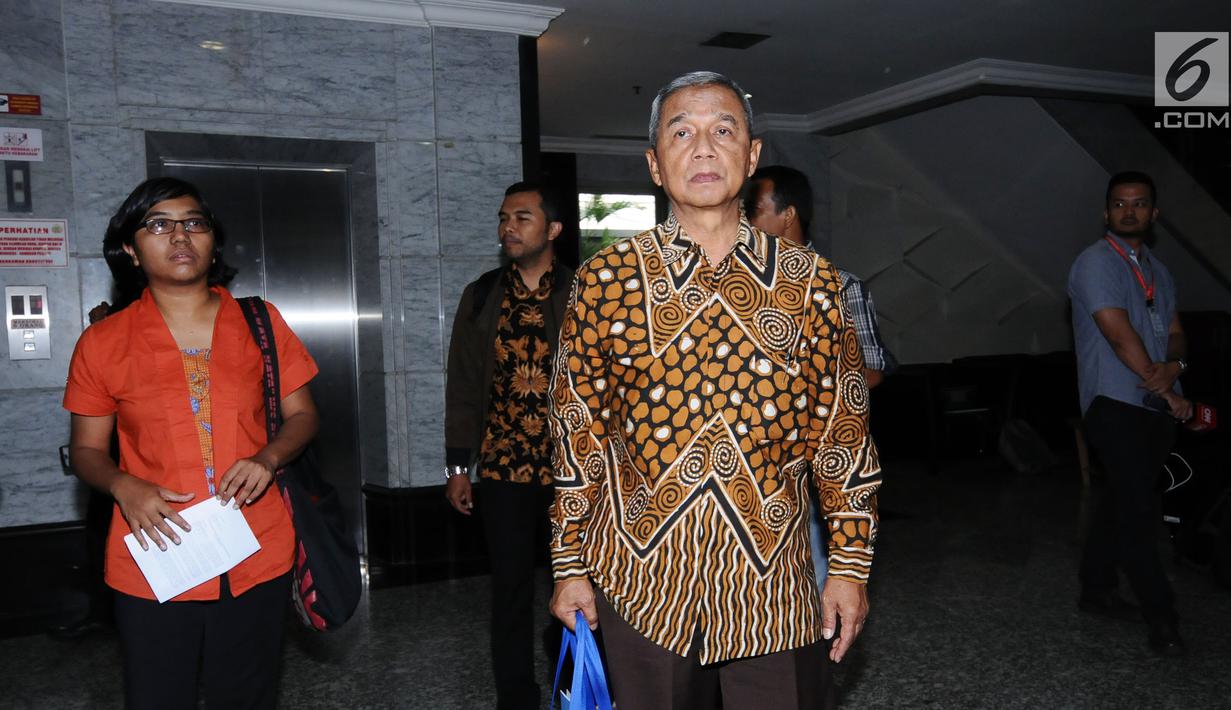 Mantan Wakil Ketua KPK M Busyro Muqoddas (kanan) bersama sejumlah aktivis di gedung MK, Jakarta, Kamis (7/12). Mereka mengajukan permohonan mencabut gugatan pasal 79 ayat 3 UU MD3 tentang hak angket. (Liputan6.com/Helmi Fithriansyah)