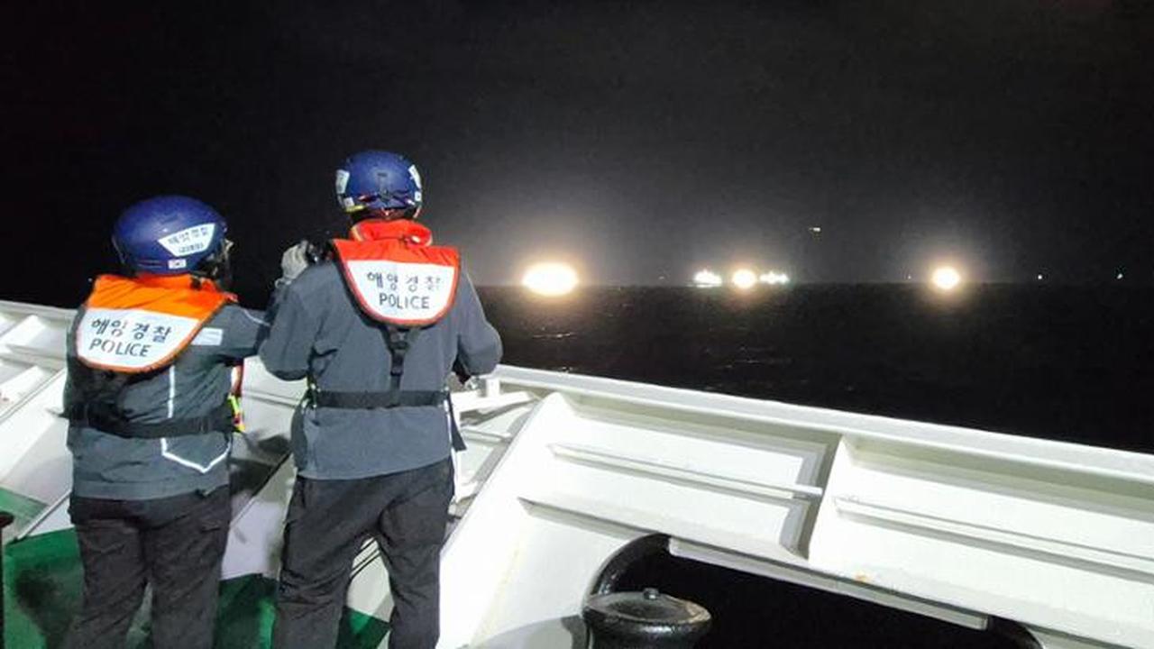 Petugas Penjaga Pantai melakukan operasi pencarian awak kapal yang hilang di perairan lepas Pantai Jeju, Jumat. (Yonhap)