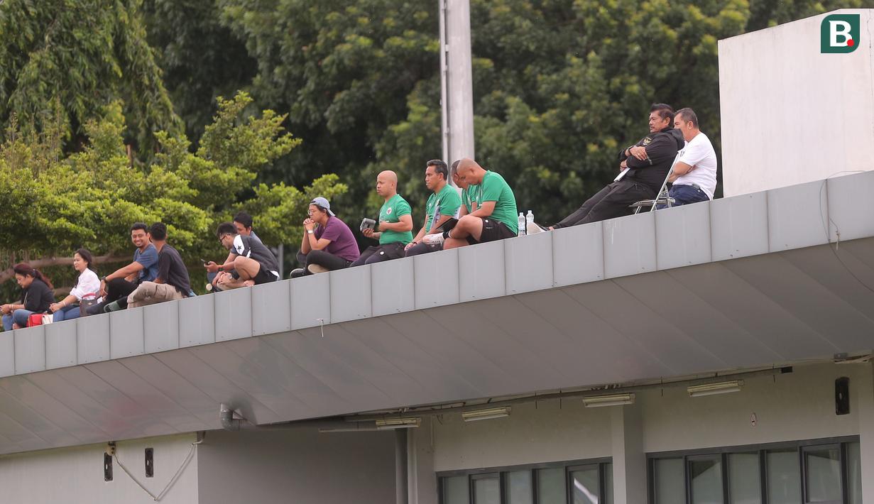 <p>Pelatih Timnas Indonesia, Indra Sjafri, memantai permainan anak asuhnya saat sesi latihan di Lapangan A Senayan, Jakarta, Jumat (19/2/2024). (Bola.com/M Iqbal Ichsan)</p>