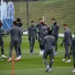 Para pemain Paris Saint-Germain (PSG) ambil bagian dalam sesi latihan di tempat latihan klub Camp des Loges di Saint-Germain-en-Laye, Senin (6/12/2021). PSG akan melawan Club Brugge pada matchday terakhir fase grup Liga Champions, Rabu (8/12) dini hari. (FRANCK FIFE/AFP)