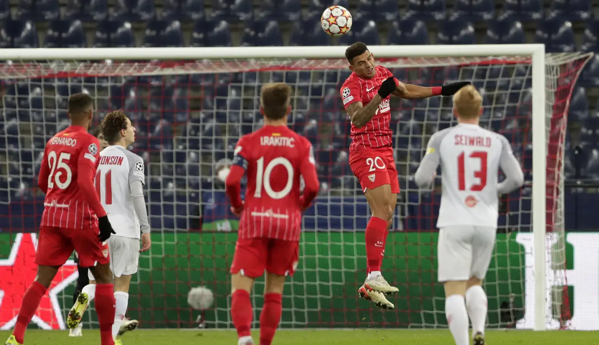Bek Sevilla, Diego Carlos menyundul bola saat bertanding melawan RB Salzburg pada pertandingan Grup G Liga Champions di Salzburg, Austria, Kamis (9/12/2021). Salzburg menang tipis atas Sevilla dengan skor 1-0. (AP Photo/Lisa Leutner)