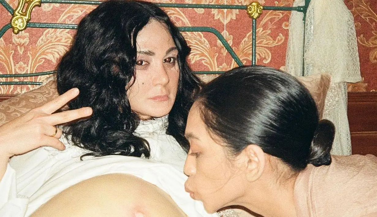 Di foto lainnya, Luna Maya bahkan berhasil menjelma menjadi Suzzanna dengan rambut hitam bergelombangnya. Yang paling khas dari penampilan Suzzanna adalah eyeliner di sekitaran matanya, membuat area matanya terlihat lebih tajam. [Foto: Instagram/lunamaya]