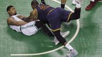 Marcus Smart terjatuh saat melawan Cleveland Cavaliers, pada babak Final NBA wilayah timur, Rabu (17/5/2017) (AP Photo/Charles Krupa)