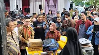 Menteri Sosial (Mensos) Tri Rismaharini Meninjau Warung Sembako Binaan Kementerian Sosial (Kemensos) di Kantor Kecamatan Cipanas, Kabupaten Lebak, Banten pada Jumat (14/6/2024). (Dok. Istimewa)