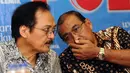 Anggota DPD RI, Nono Sampono (kanan) berbincang dengan Mantan Staf Ahli Bappenas, Bemby Uripto saat diskusi Gaduh Blok Masela di Jakarta, Sabtu (2/1/2016). (Liputan6.com/Helmi Fithriansyah)