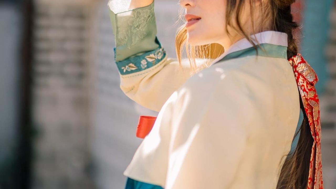 Pakai Hanbok, 7 Foto Cantik Yasmine Wildblood Saat Liburan di Korea Bak Princess