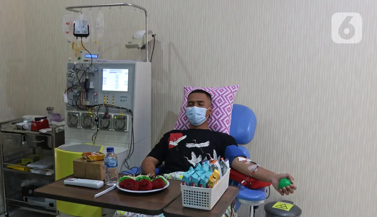 Penyintas COVID-19 mendonorkan plasma konvalesennya di PMI Bekasi, Jawa Barat, Kamis (11/2/2021). Pemerintah setempat membuka layanan donasi plasma konvalesen untuk membantu kesembuhan pasien yang masih terpapar COVID-19. (Liputan6.com/Herman Zakharia)