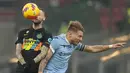 Gelandang Inter Milan, Marcelo Brozovic berebut bola dengan penyerang Lazio, Ciro Immobile pada pertandingan Liga Serie A Italia di Stadion San Siro, di Milan, Italia, Senin (10/1/2022). Dengan hasil ini, Inter Milan kembali memuncaki klasemen sementara dengan 49 poin. (AP Photo/Antonio Calani)