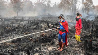 Superman Muncul di Tengah Kebakaran Lahan Palangkaraya