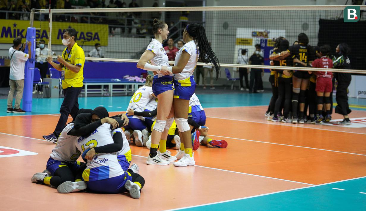 Para pemain Bandung Bjb Tandamata merayakan kemenangan usai mengalahkan Gresik Petrokimia Pupuk Indonesia dalam laga grand final PLN Mobile Proliga 2022 di Padepokan Voli Jenderal Polisi Kunarto, Sentul, Sabtu (26/03/2022). (Bola.com/Bagaskara Lazuardi)