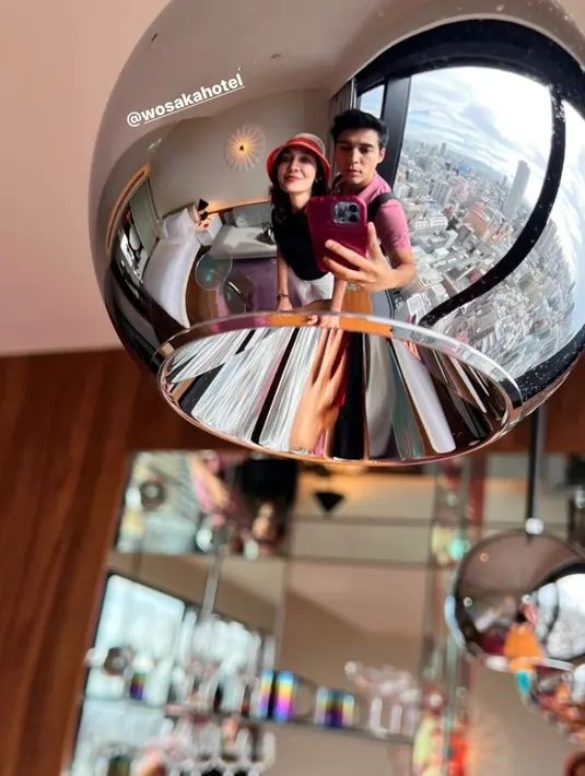 Selama liburan mereka, Luna Maya dan Maxime Bouttier terus dekat satu sama lain. Mereka memiliki panggilan sayang seperti pasangan pada umumnya, yaitu "Beb" dan "Sayang." Dalam salah satu foto, Maxime Bouttier menggandeng tangan Luna Maya saat berada di hotel mewah .(Liputan6.com/IG/lunamaya).