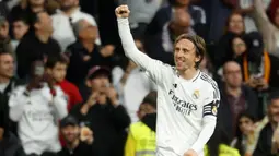 Setelah 13 tahun membela Real Madrid, Luka Modric—gelandang asal Kroasia—resmi akan mengakhiri kariernya di klub ibu kota Spanyol tersebut. Tampak dalam foto, gelandang Real Madrid asal Kroasia, Luka Modric saat merayakan gol pembuka saat pertandingan sepak bola Liga Spanyol melawan Girona FC di Stadion Santiago Bernabeu, Madrid pada 23 Februari 2025. (Pierre-Philippe MARCOU/AFP)