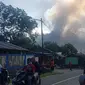 Warga dari sejumlah desa mengungsi di posko kantor Kecamatan Wulanggitang, Kabupaten Flores Timur, pasca gunung Lewotobi Laki-laki kembali erupsi (Liputan6.com/Ola Keda)