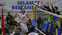 Pemain Bogor LavAni, Jorge Garcia berusaha memasukkan bola saat melawan Surabaya Bhayangkara Samator pada laga final four PLN Mobile Proliga 2022 di Padepokan Bola Voli Sentul, Jawa Barat, Sabtu (12/3/2022). Bogor LavAni kalah 2-3 (25-21, 25-22, 25-27, 21-25, 12-15) (Bola.com/M Iqbal Ichsan)