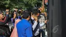 Sejumlah orang berpakaian rapi, diduga dari Ombudsman tampak berdiri di depan rumah Novel Baswedan di Jakarta, Senin (11/5/2015). Hingga kini belum nampak sosok dari Ombudsman yang diinfokan akan mengunjungi rumah Novel. (Liputan6.com/Faizal Fanani)