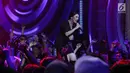 Aksi panggung penyanyi Zaskia Gotik saat tampil dalam Konser Lebaran yang bertajuk Bidadari Dangdut Zaskia Gotik di Studio 5 Indosiar, Jakarta, Senin (3/7). (Liputan6.com/Herman Zakharia)