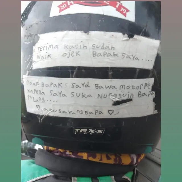 6 Potret Pengemudi Ojek Online Ingat Keluarga Ini Bikin Haru