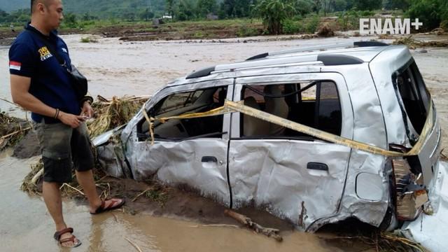 Seorang anggota Polri meninggal dunia tersapu banjir Lombok. AKBP Lenap staf pengajar SPN di Lombok Timur meninggal dunia karena kekendaraannya hanyut tersapu oleh air bah banjir Lombok