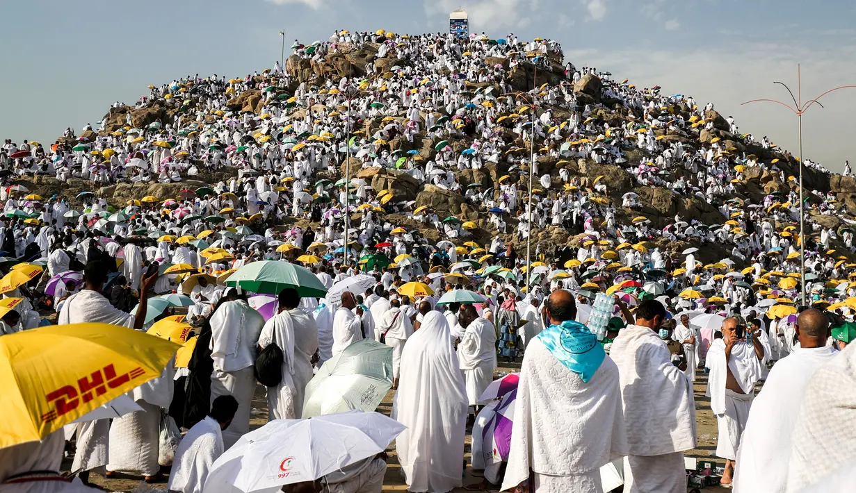 Ribuan umat muslim berkumpul di Bukit Jabal Rahmah saat mereka tiba di Arafah untuk menjalani wukuf di luar kota suci Mekah, Arab Saudi (30/8).  Bukit Jabal Rahma dikenal sebagai bukit kasih sayang. (AFP Photo / Ahmad Al-Rubaye)