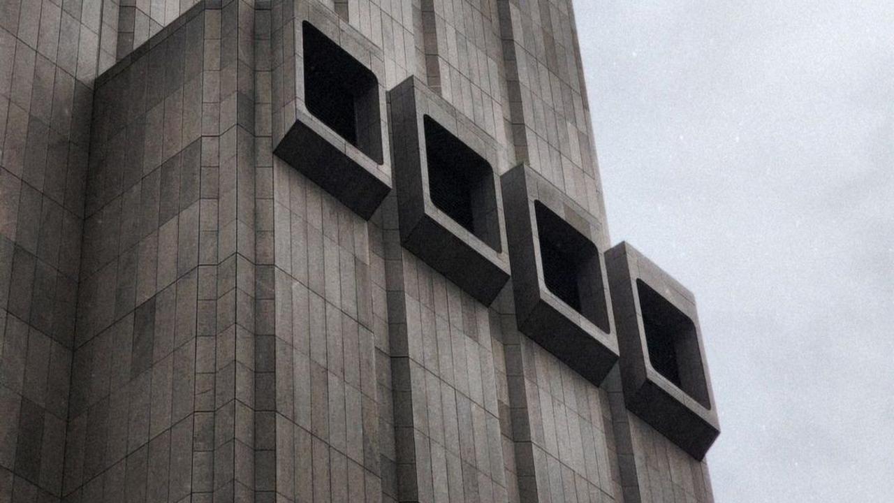 Meski tak berjendela, namun gedung berlantai 29 itu memiliki beberapa lubang besar yang seperti ventilasi udara raksasa.