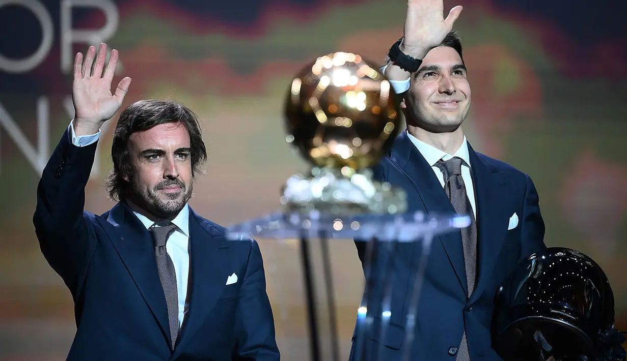 Theatre du Chatelet mendadak dipenuhi suara tepuk tangan usai Sandy Heribert menyuruh dua pria misterius tersebut membuka helmnya. Ternyata, mereka adalah duo pembalap Tim Alphine di Formula 1, yaitu Fernando Alonso (kiri) dan Esteban Ocon. (AFP/Franck Fife)