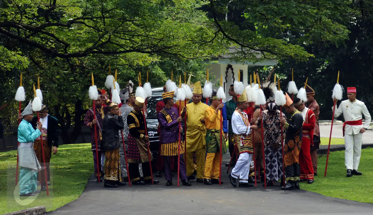 Sejumlah personel Paspamres mengenakan pakaian adat daerah di kawasan Istana Bogor, Rabu (1/3). Hal ini terkait upacara penyambutan kadatangan Raja Arab Saudi Salman bin Abdulaziz. (Liputan6.com/Helmi Fithriansyah)