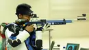 Petembak Junior Indonesia, Fathur Gustafian saat berlaga di Final 10m Air Rifle Men Junior Kejuaraan Menembak se-Asia Tenggara di Jakarta, Selasa (24/11/2015). Fathur meraih medali perak dengan raihan 198.8 poin. (Liputan6.com/Helmi Fithriansyah) 