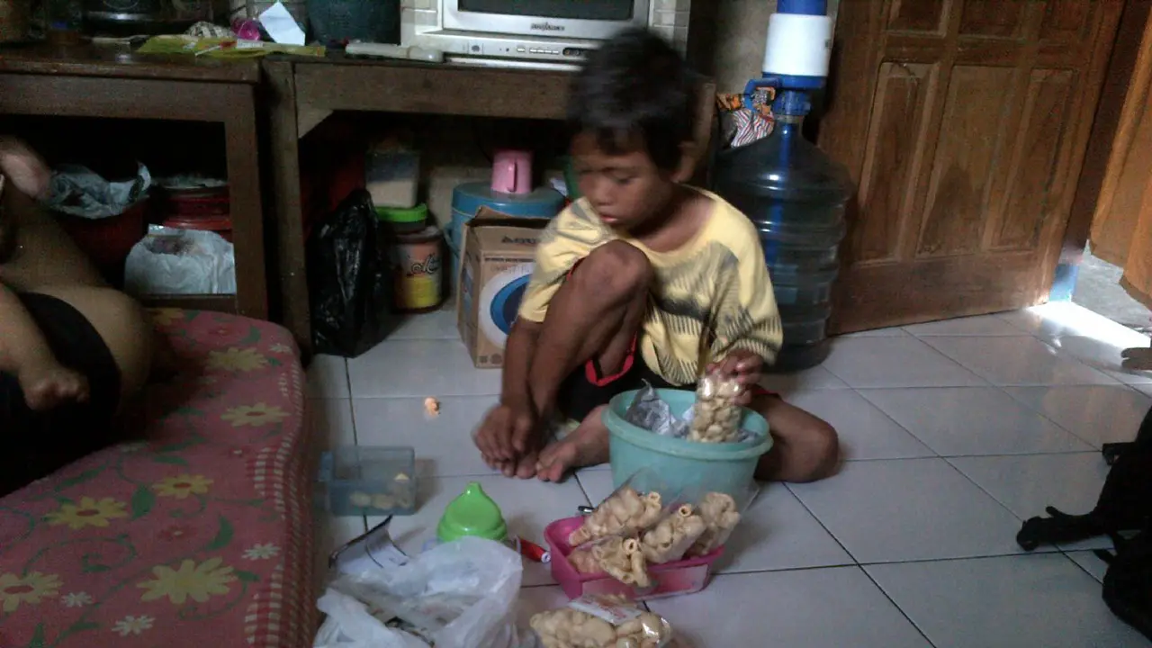 Mengharukan, Bocah Kelas 2 SD Berjuang Hidupi Ibu dan Adiknya