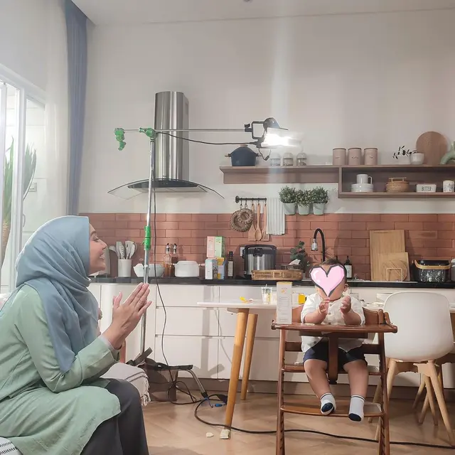 Anak Belum Genap 1 Tahun, Ini 6 Momen Zaskia Sungkar Syuting Iklan Bareng Ukkasya