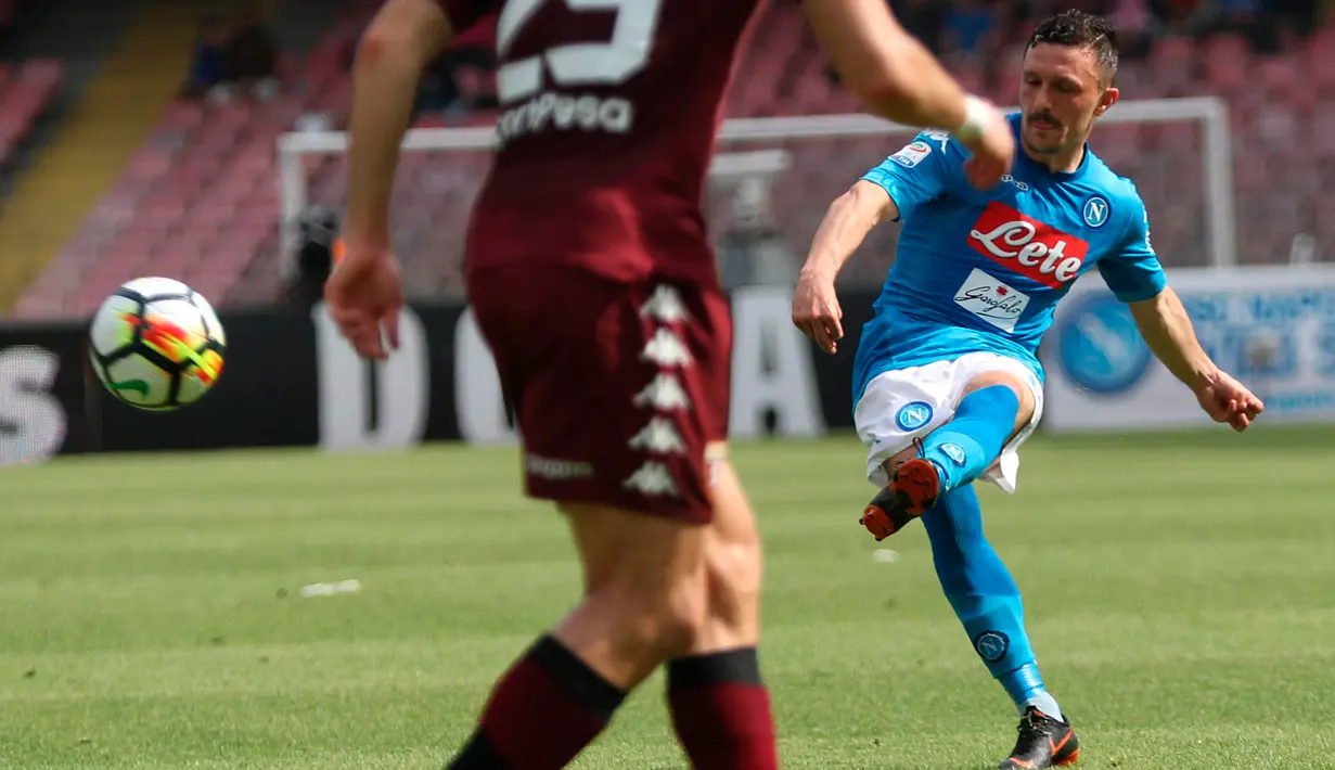 Bek Napoli Mario Rui menendang bola saat melawan Torino dalam pertandingan Liga Italia di San Paolo Comunal Stadium (6/5). Hasil tersebut membuat Napoli mengoleksi 85 poin dan berjarak 6 angka dari Juventus di puncak klasemen.(Cesare Abbate / ANSA via AP)