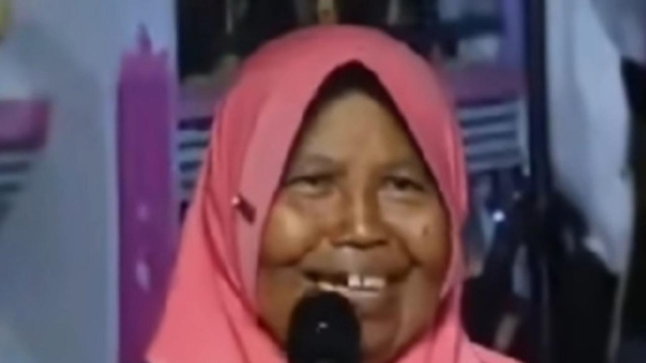 "Nggak bisa, karena Mbokke (ibu) sudah tua. Tanya Mbokke dulu. Mbokke sudah tua 90 tahun," terang Bu Surip dalam bahasa Jawa.