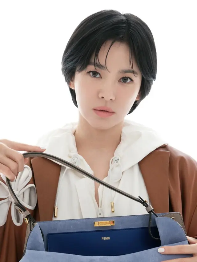 Pesona Memukau Song Hye Kyo dalam Foto B-Cut, Pancarkan Inner Beauty dengan Makeup Nude dan Bob Haircut