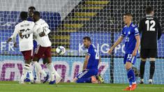 Pemain Leicester City, Christian Fuchs, tampak lesu usai melakukan gol bunuh diri saat melawan Arsenal pada laga Piala Liga Inggris di Stadion King Power, Kamis (24/9/2020). Arsenal menang dengan skor 2-0. (AP Photo/Rui Vieira, Pool)