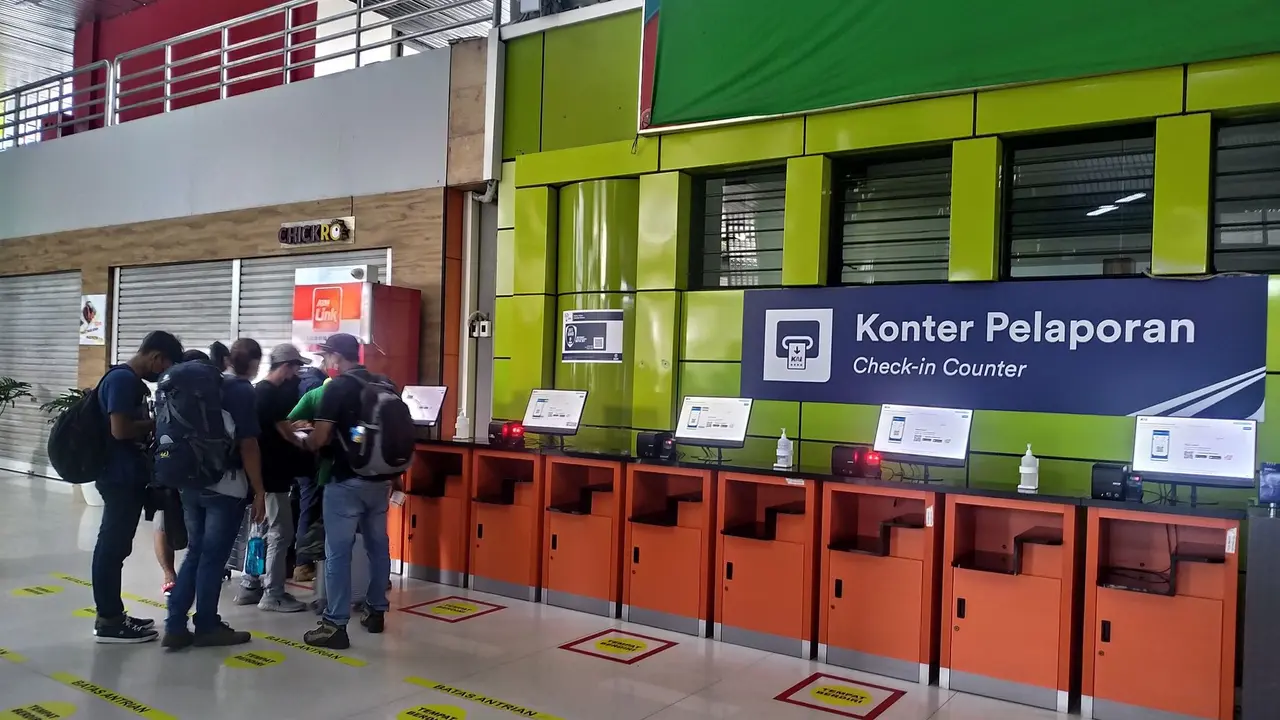 Suasana Stasiun Gambir Jelang Pelarangan Mudik Lebaran 2021. Loket penjualan tiket go show baru dibuka pukul 13.00 WIB untuk Rabu (5/5/2021), hingga keberangkatan terakhir tengah malam nanti.