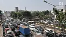 Suasana kemacetan di kawasan Tanah Abang, Jakarta, Selasa (1/5). Akibat pengalihan arus lalu lintas di Hari Buruh Sedunia, kemacetan terjadi di Tanah Abang mulai perempatan lampu merah TPU Karet Bivak hingga arah Slipi. (Merdeka.com/Iqbal S. Nugroho)