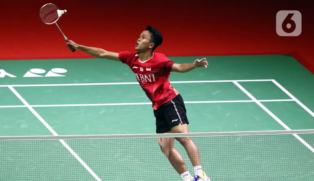 Pebulu tangkis tunggal putra Indonesia, Anthony Sinisuka Ginting saat bertanding melawan Viktor Axelsen (Denmark) pada Semifinal Indonesia Masters 2022 di Istora Senayan, Jakarta, Sabtu (11/6/2022). Anthony Sinisuka Ginting kalah 15-21, dan 15-21. (Liputan6.com/Helmi Fithriansyah)
