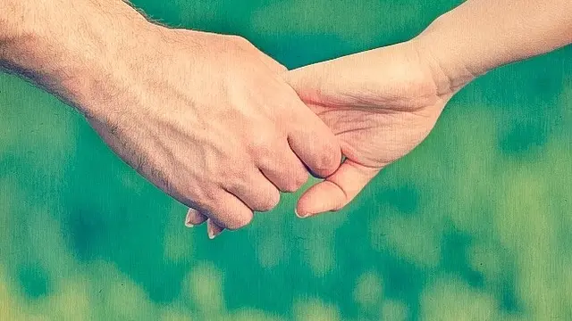 pegangan tangan sepasang kekasih (foto: Brightside)