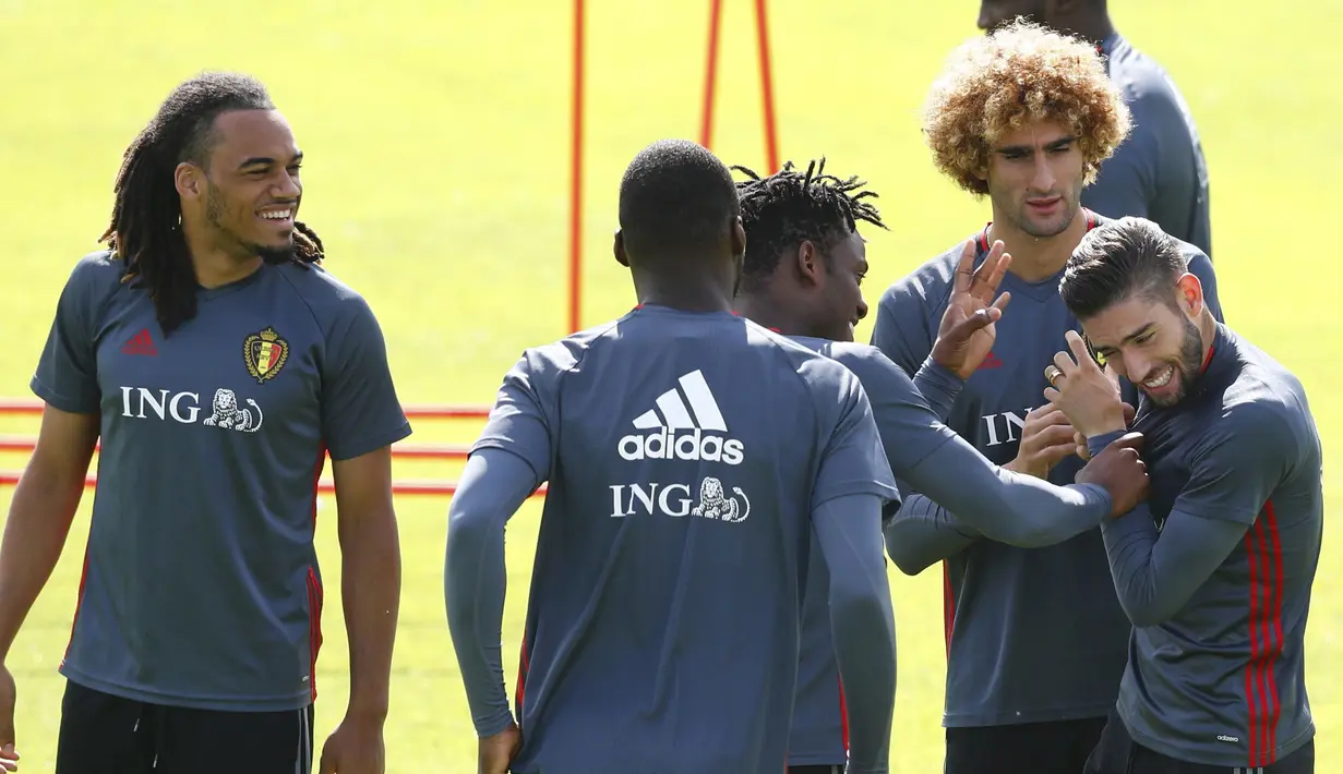 Para pemain Belgia telihat bermain dan bercanda saat mengikuti sesi latihan di  Girondins de Bordeaux, Le Haillan, Prancis, (28/6/2016). (REUTERS/Regis Duvignau)