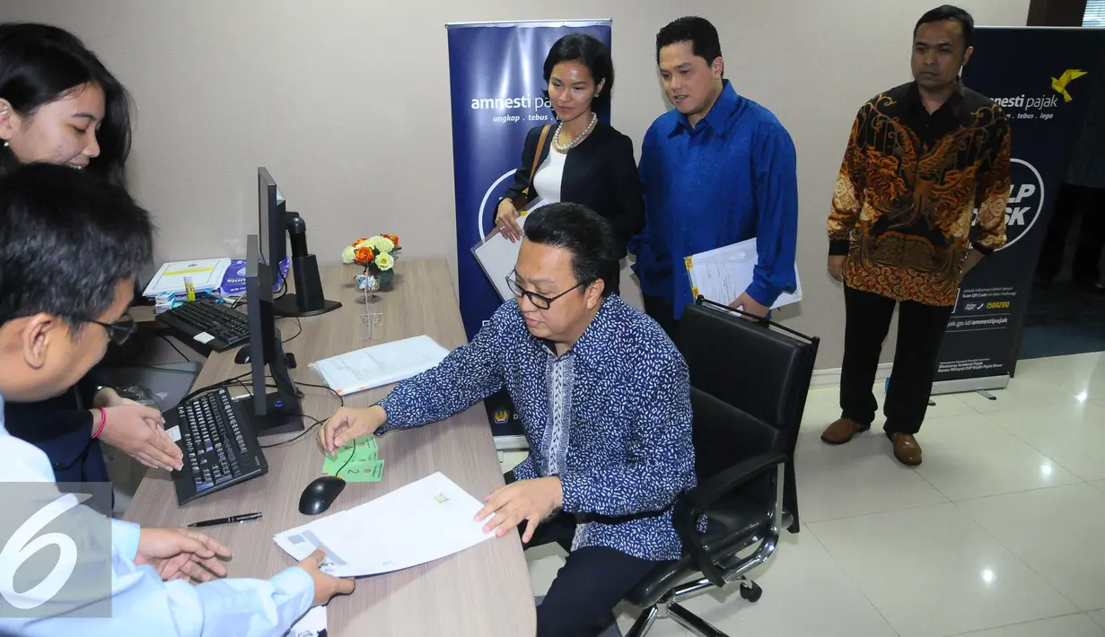 Presiden Direktur PT Adaro Energy Tbk, Garibaldi Thohir didampingi Pengusaha nasional Erick Thohir mengisi laporan data aset di KPP Wajib Pajak Besar, Jakarta, Rabu (14/9). (Liputan6.com/Angga Yuniar)
