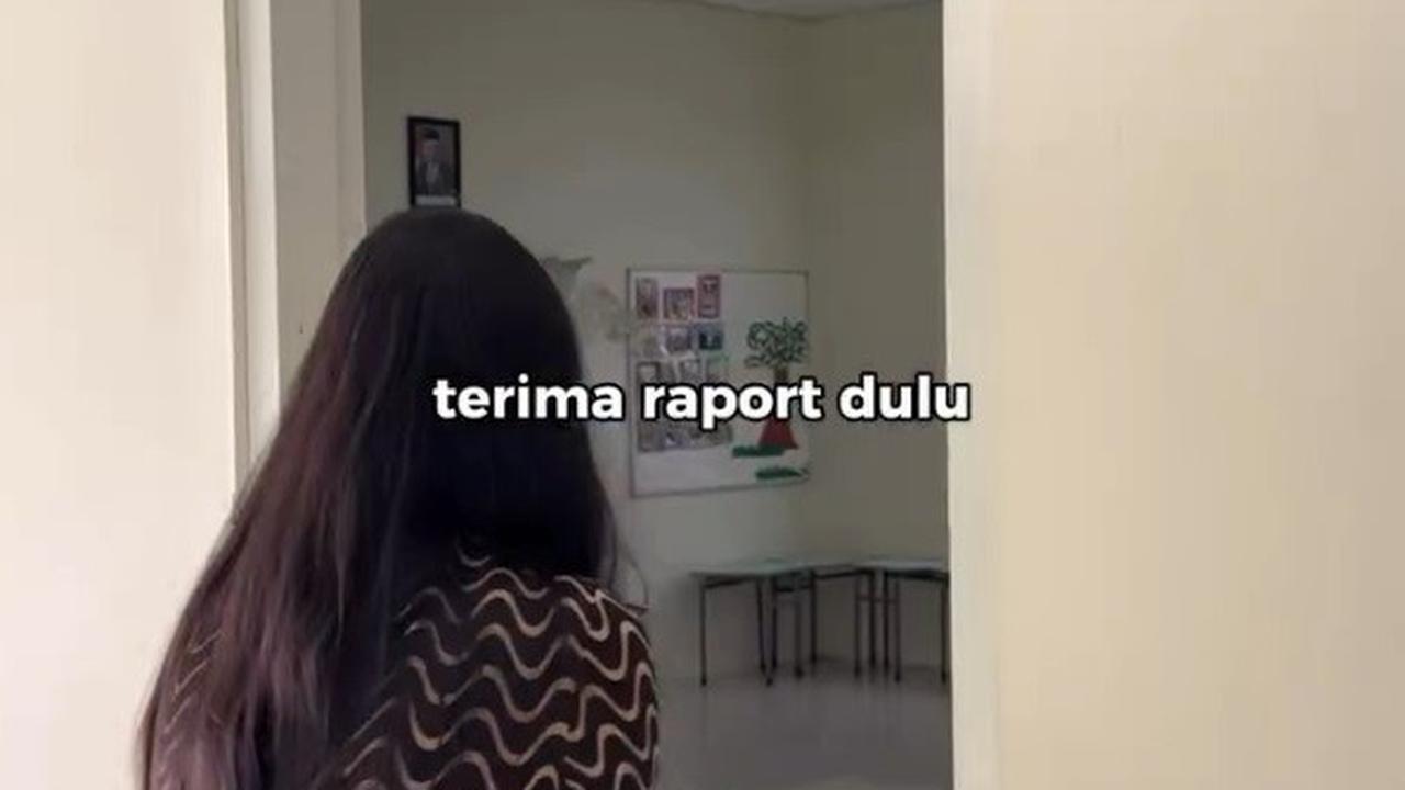 Nella menemani Gendhis saat menerima rapor dari sekolahnya. Semangat, Gendhis! Setelah ini, kamu pasti naik tingkat!<br>