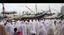Kapal-kapal laut menjadi pemandangan yang unik saat umat muslim melaksanakan salat id di Pelabuhan Sunda Kelapa, Jakarta, Senin (28/7/2014) (Liputan6.com/Miftahul Hayat)