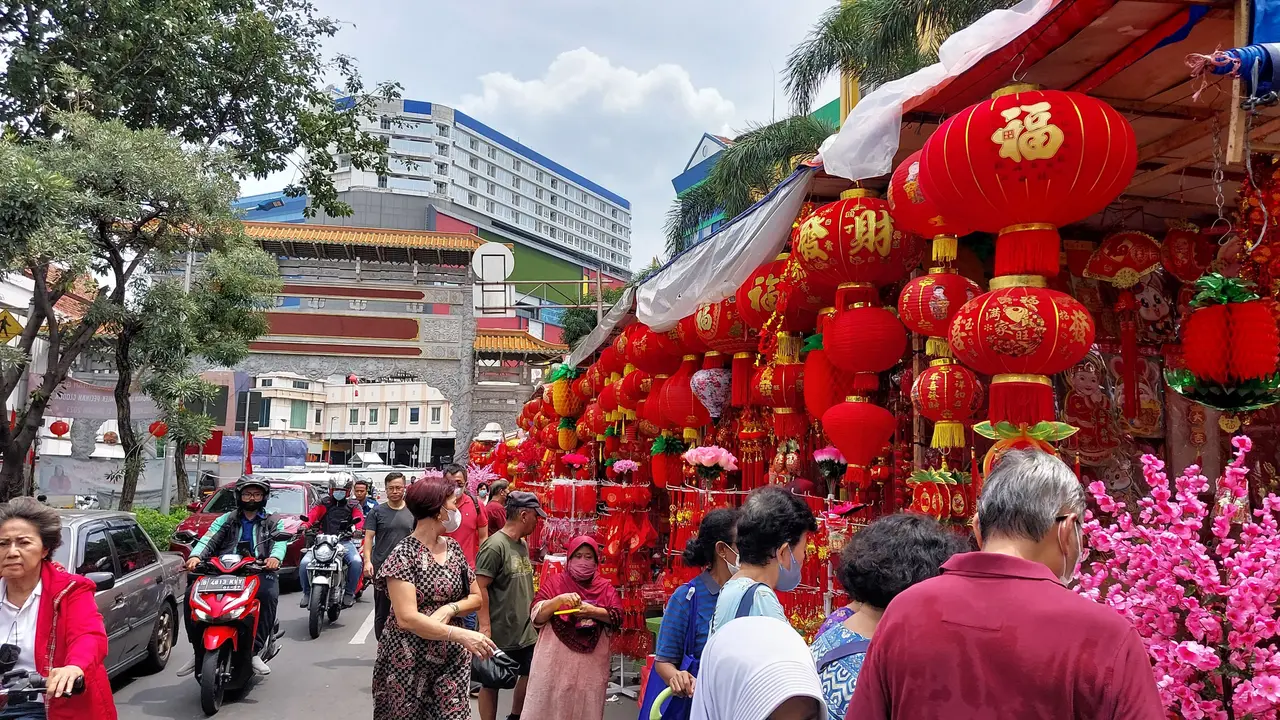 Penjual pernak pernik perayaan Tahun Baru Imlek 2023 di kawasan pecinan Glodok, Taman Sari, Jakarta Barat.